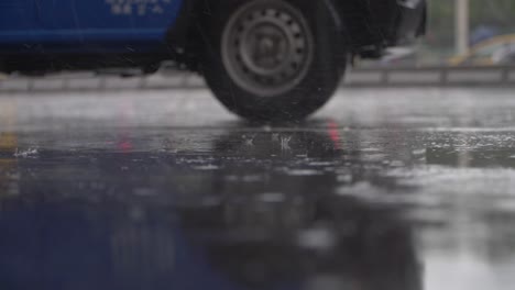 Gotas-de-lluvia-cayendo-sobre-asfalto