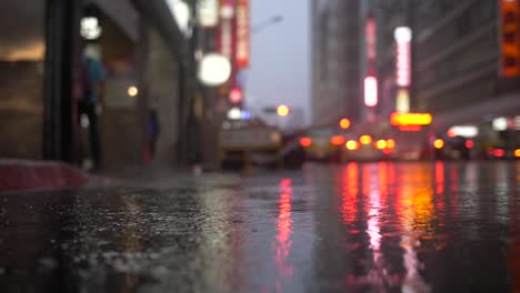 Gotas-de-lluvia-cayendo-en-las-calles-de-Taipei-06