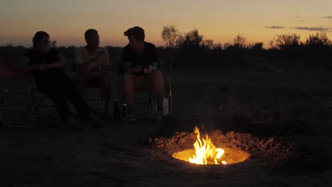 Campistas-sentados-junto-al-fuego