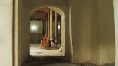 Frau-Sitzt-In-Der-Juma-Moschee