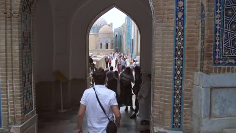 Touristen-Unter-Samarkandischem-Torbogen