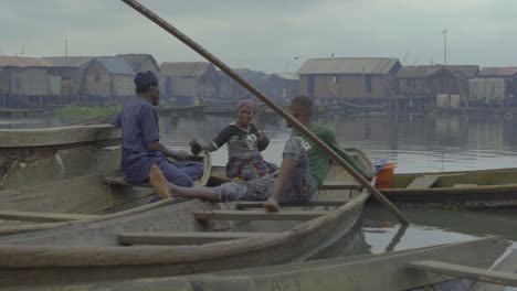 La-gente-se-sentó-en-barcos-Nigeria-02