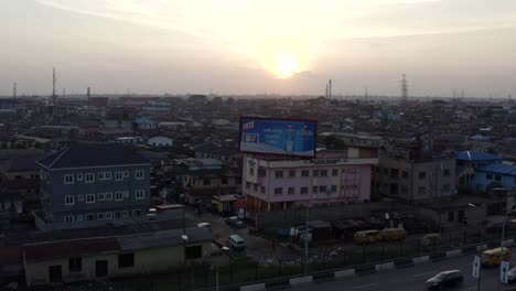Stadt-In-Der-Abenddämmerung-Nigeria-Drohne-01