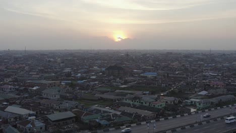 Stadt-In-Der-Abenddämmerung-Nigeria-Drohne-03