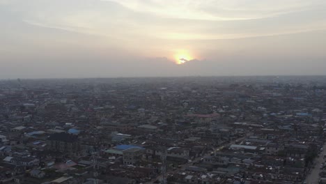 Stadt-In-Der-Abenddämmerung-Nigeria-Drohne-04