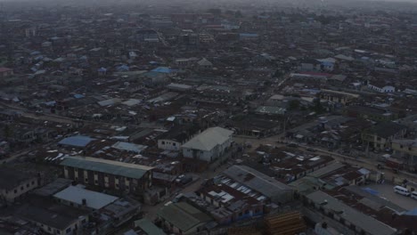 Stadt-In-Der-Abenddämmerung-Nigeria-Drohne-05