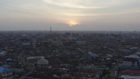 Stadt-In-Der-Abenddämmerung-Nigeria-Drohne-07