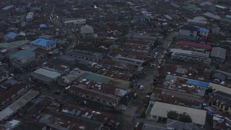 Stadt-In-Der-Abenddämmerung-Nigeria-Drohne-08