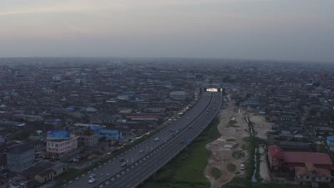 Stadt-In-Der-Abenddämmerung-Nigeria-Drohne-09