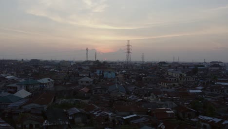 Stadt-In-Der-Abenddämmerung-Nigeria-Drohne-11