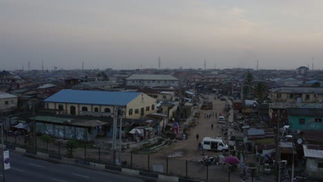 Stadt-In-Der-Abenddämmerung-Nigeria-Drohne-12