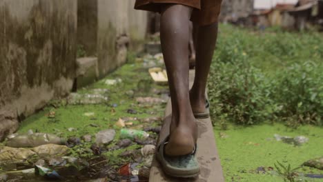 Walking-through-Slum-Nigeria-01