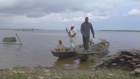 Barcos-en-la-orilla-del-río-Nigeria-02