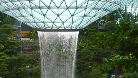 Changi-Flughafen-Wasserfall-01