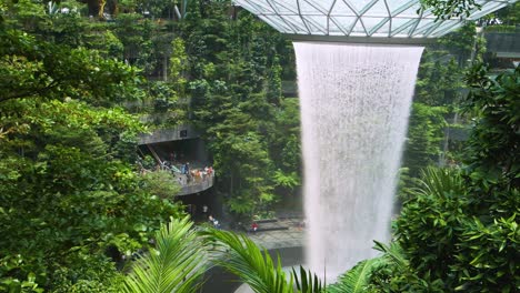 Changi-Flughafen-Wasserfall-02