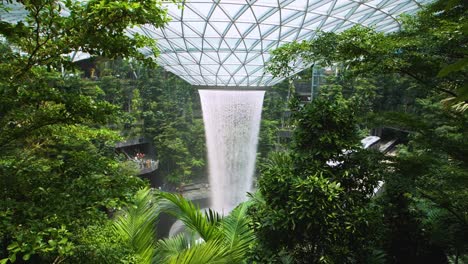 Changi-Flughafen-Wasserfall-03