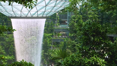 Changi-Flughafen-Wasserfall-04