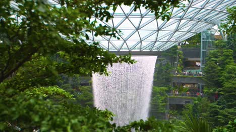 Changi-Flughafen-Wasserfall-05