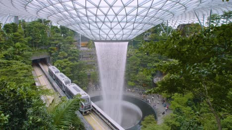 Changi-Airport-Wasserfall-Singapur-02