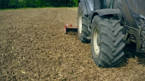 Tractor-Tilling-Soil-02