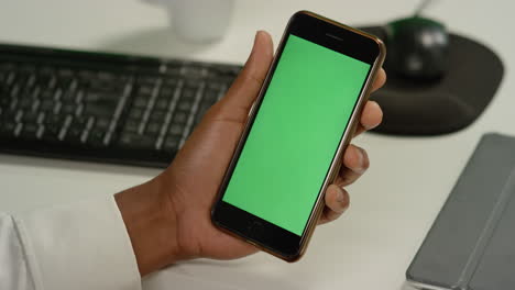 CU-Man-tapping-on-phone-with-green-screen