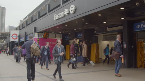 Außenseite-Des-Belebten-Londoner-Bahnhofs-Euston