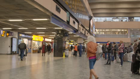 Pan-Of-Geschäftigen-London-Euston-Bahnhofshalle