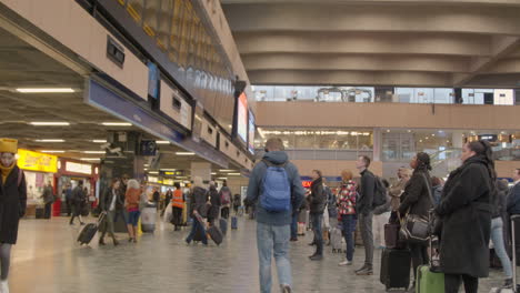 Ocupado-vestíbulo-de-la-estación-de-tren-de-Londres-Euston