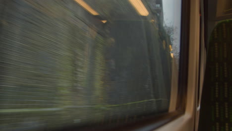 Blick-Aus-Dem-Fahrenden-Zug,-Der-Den-Tunnel-Verlässt