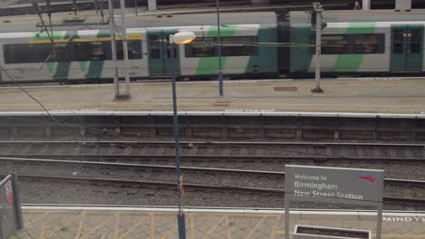 Zug,-Der-Am-Bahnhof-Von-Birmingham-Ankommt