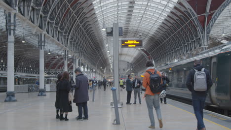 Passagiere-Gehen-Entlang-Der-Plattform-Am-Bahnhof-London-Paddington