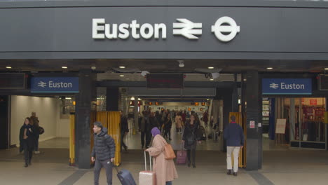 Exterior-de-la-entrada-de-la-estación-Euston-de-Londres