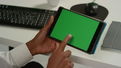 CU-Man-at-Taps-en-tableta-con-pantalla-verde