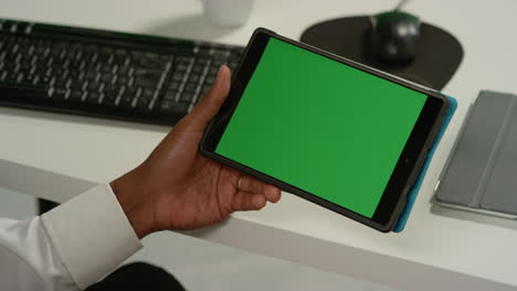CU-Man-at-Swipes-en-tableta-con-pantalla-verde
