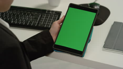 CU-Woman-at-Desk-tiene-tableta-con-pantalla-verde
