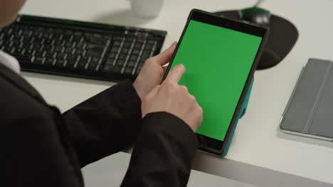 CU-Woman-at-Tapping-on-Tablet-with-Green-Screen