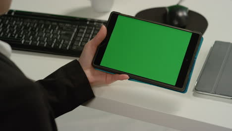 Cu-Frau-Beim-Tippen-Auf-Tablet-Mit-Grünem-Bildschirm