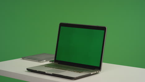 Escritorio-con-laptop-en-pantalla-verde