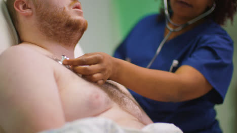 Enfermera-examina-pecho-de-paciente-con-estetoscopio
