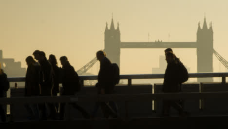 Pedestrians-Walking-Across--London-Bridge-With-Traffic