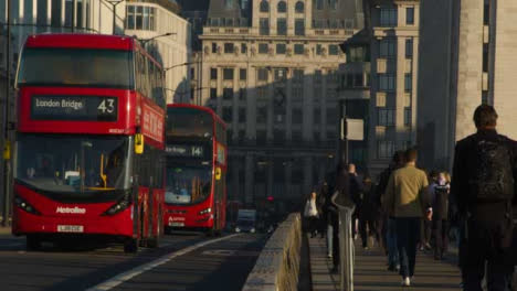 Busse-überqueren-Die-London-Bridge