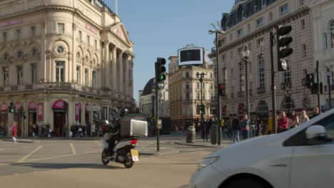 Traffic-And-Pedestrians-at-London-Crossroads