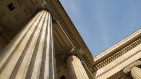 Kippen-Sie-Große-Säulen-Im-British-Museum-London-Hoch