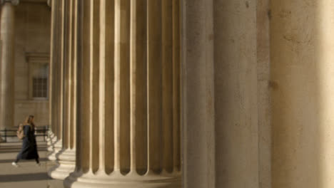 Pfanne-Einer-Frau,-Die-Durch-Die-Säulen-Im-Britischen-Museum-Geht