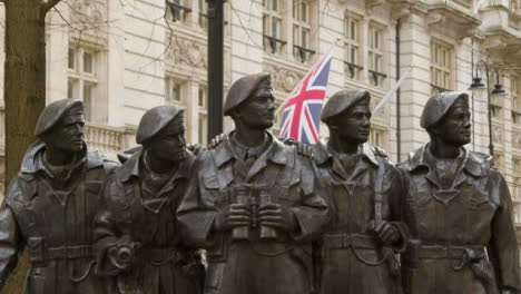 Soldatenstatue-Mit-Britischer-Flagge-Whitehall-London