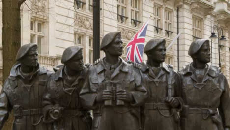 Soldatenstatue-Mit-Britischer-Flagge-Whitehall-In-London