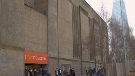 Pan-to-Main-Entrance-Of-The-Tate-Modern-Gallery