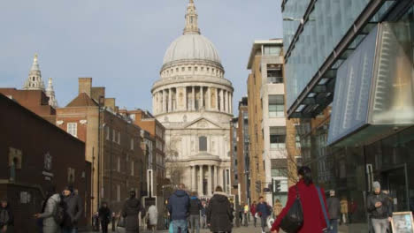 Pedestrians-And-St-Pauls-Cathedral