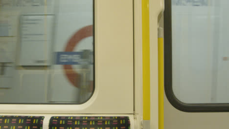 Londoner-U-Bahn,-Die-Durch-Einen-Bahnhof-Fährt