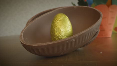Nahaufnahme-Von-Goldenem-Ei-In-Schokoladen-Osterei